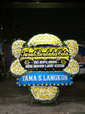 Papan Bunga Duka di Titisan